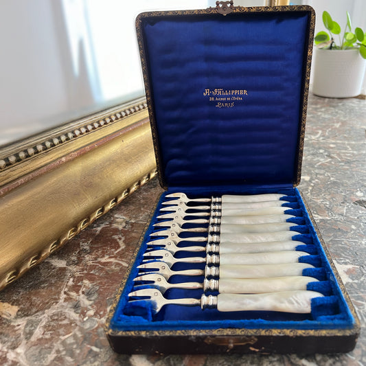 Oyster forks, in mother-of-pearl and sterling silver, 11 pcs, 20th century