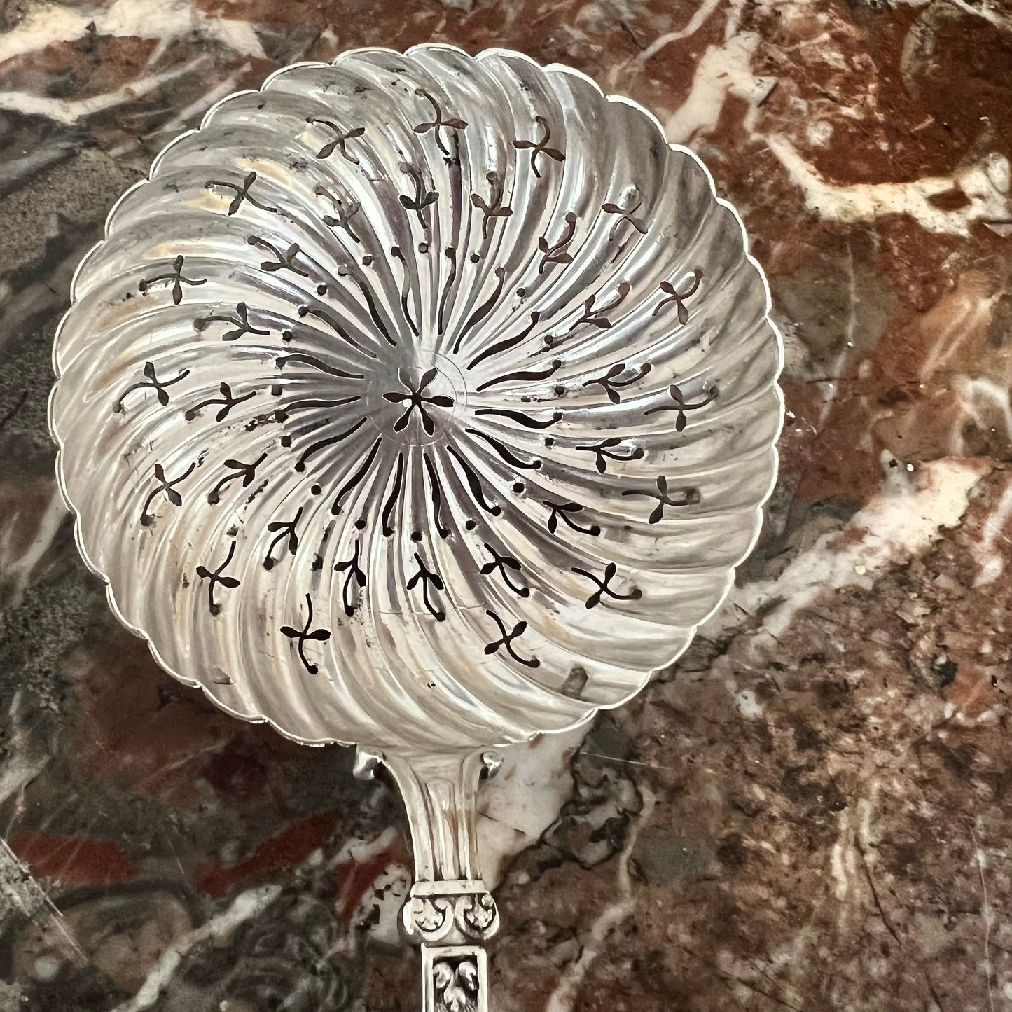Cuillère à saupoudrer en argent massif, St. Louis XVI