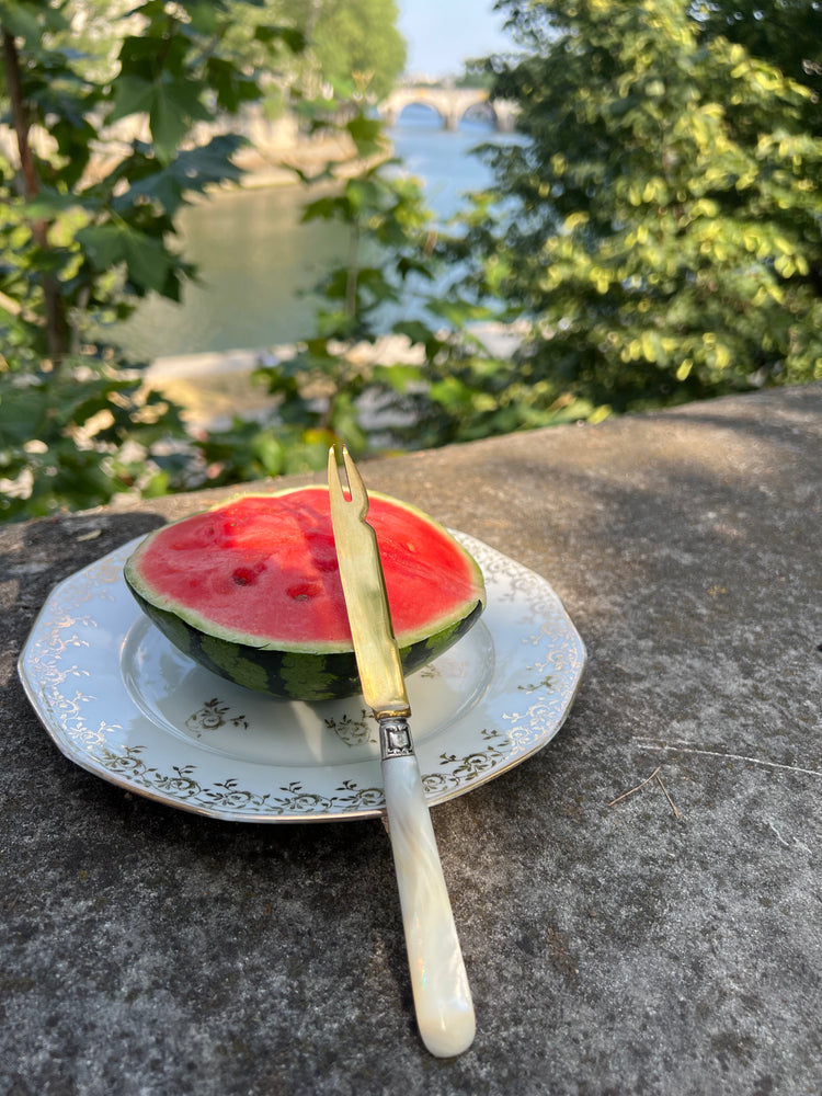 Service de 5 couteaux fourchettes à melon en nacre et métal doré (Déclassé)