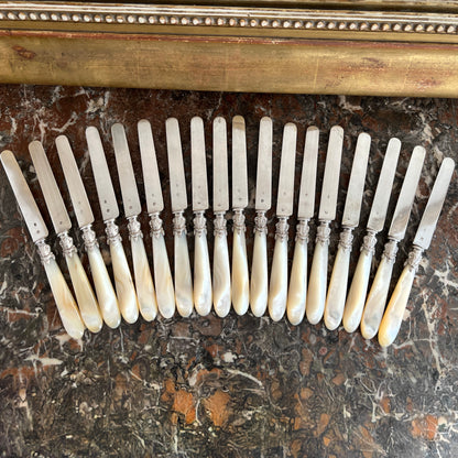 Couteaux à fromage en nacre & argent, 18 pcs, XIXe