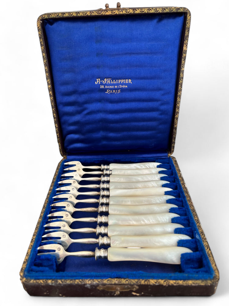 Oyster forks, in mother-of-pearl and sterling silver, 11 pcs, 20th century