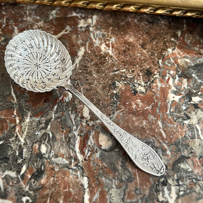 Cuillère à saupoudrer en argent massif