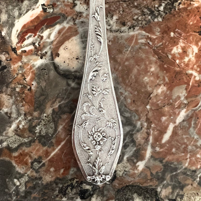 Cuillère à saupoudrer en argent massif