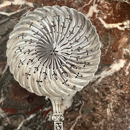 Cuillère à saupoudrer en argent massif