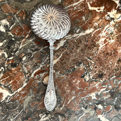 Cuillère à saupoudrer en argent massif