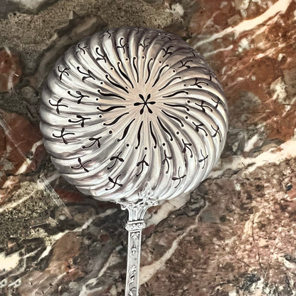 Cuillère à saupoudrer en argent massif
