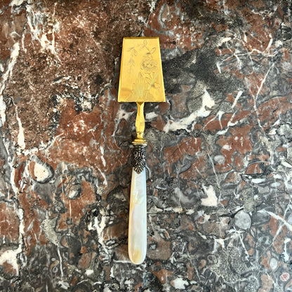 Service à foie gras, nacre & laiton