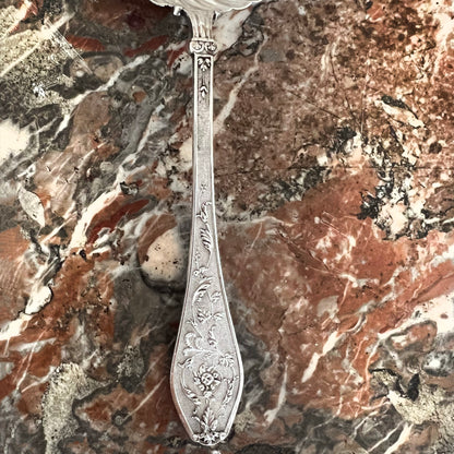 Cuillère à saupoudrer en argent massif